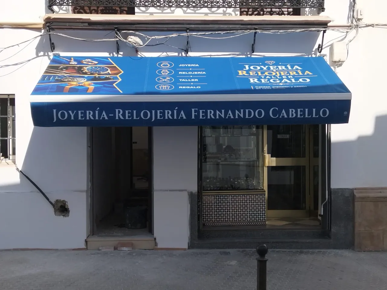 Toldo personalizado para Joyería Relojería Fernando Cabello, en Carmona.