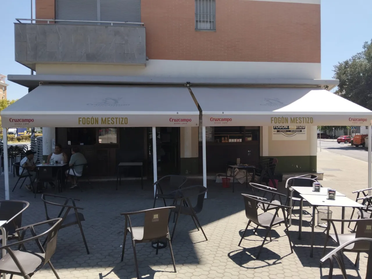 Toldos rotulados de Fogón Mestizo en Sevilla