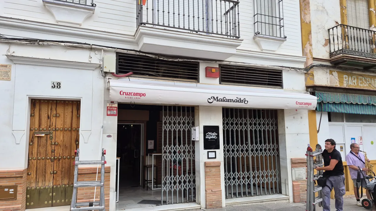 Instalación de toldos en Bar Malamadre, Alcalá de Guadaíra