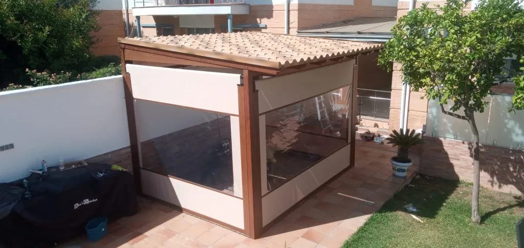 Toldo vertical con ventana en una estructura de terraza