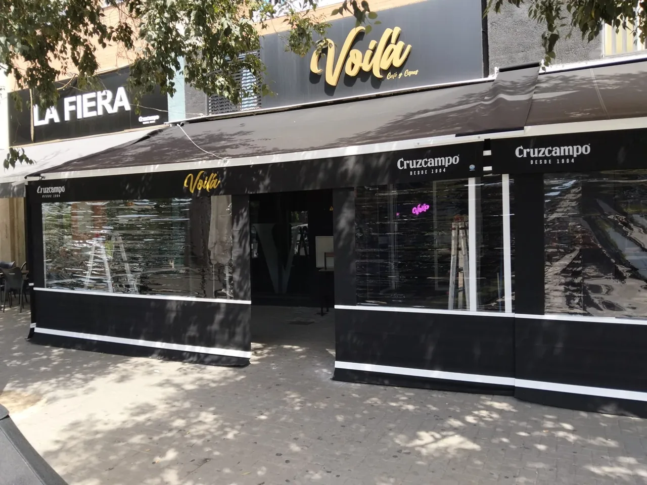 Toldos verticales con ventanas para Bar Voilà, en Sevilla.