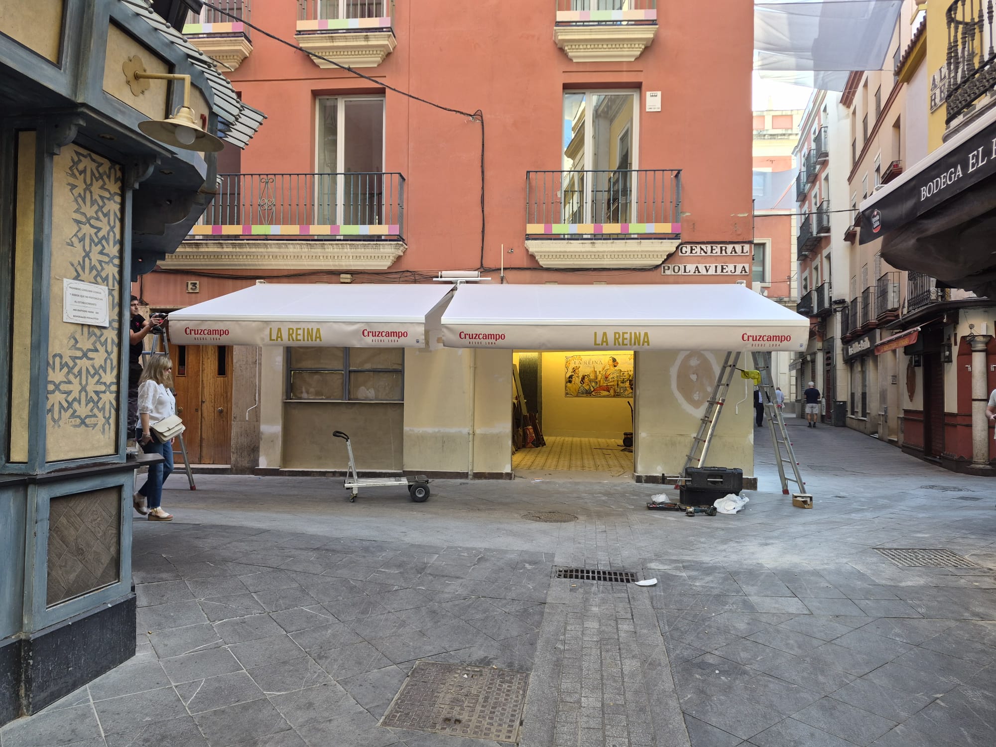 Vista frontal de los toldos extensibles instalados en Bar La Reina, Sevilla