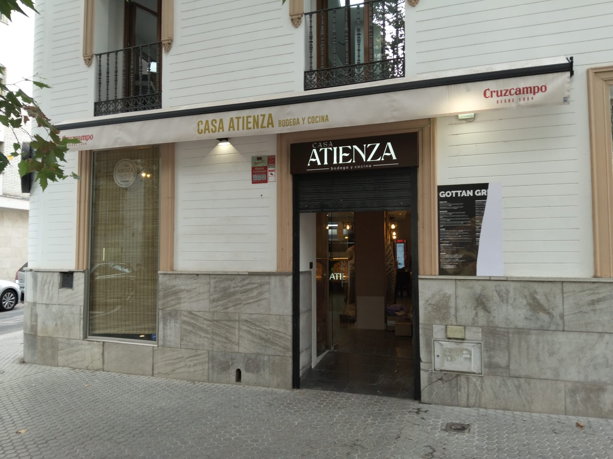 Fachada de Casa Atienza con toldos personalizados y rótulo de entrada