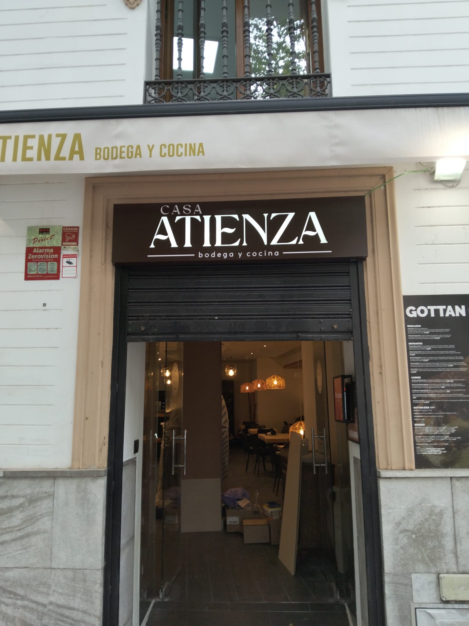 Rótulo de Casa Atienza instalado sobre la puerta