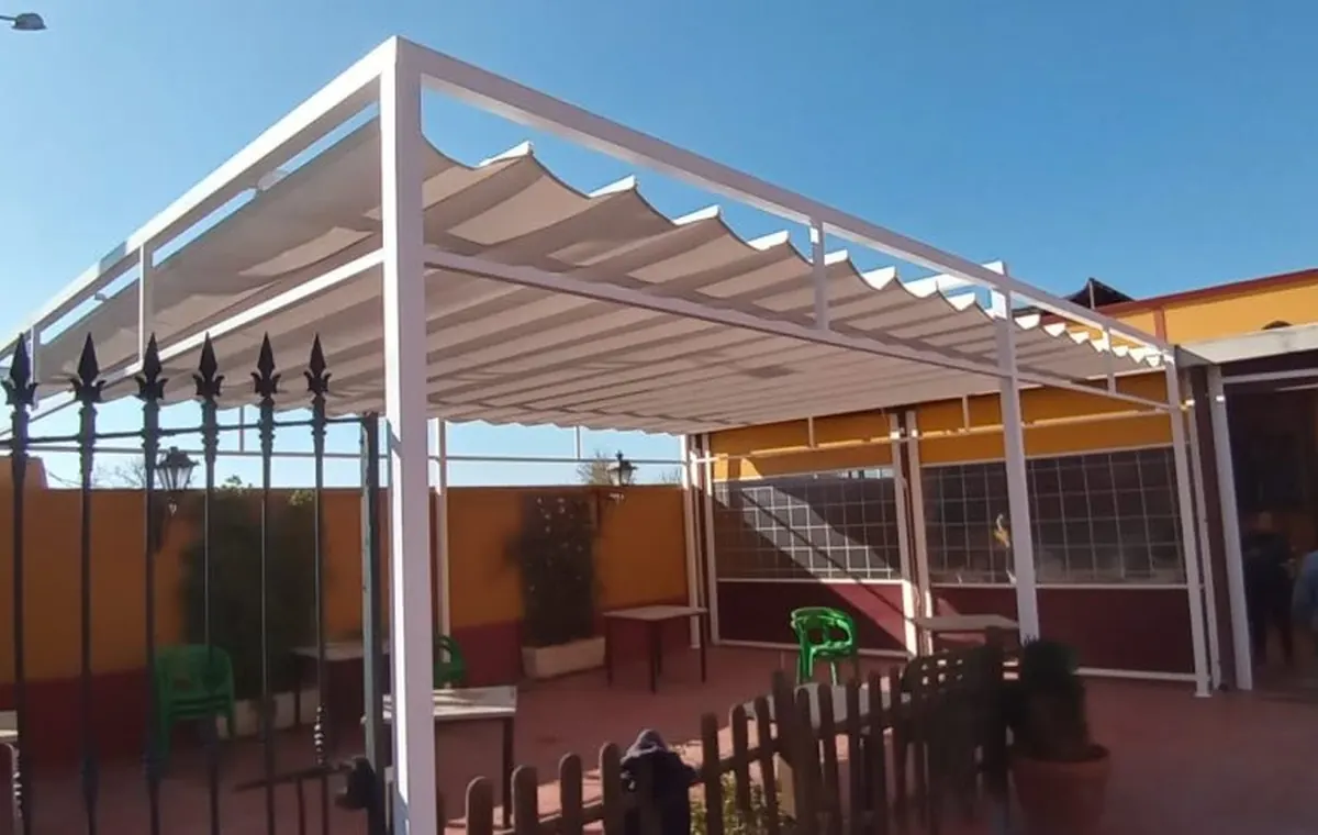 Pérgola con toldo de palillería en Sevilla