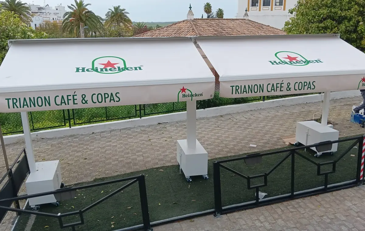 Toldos y estructura para terraza de hostelería en Sevilla